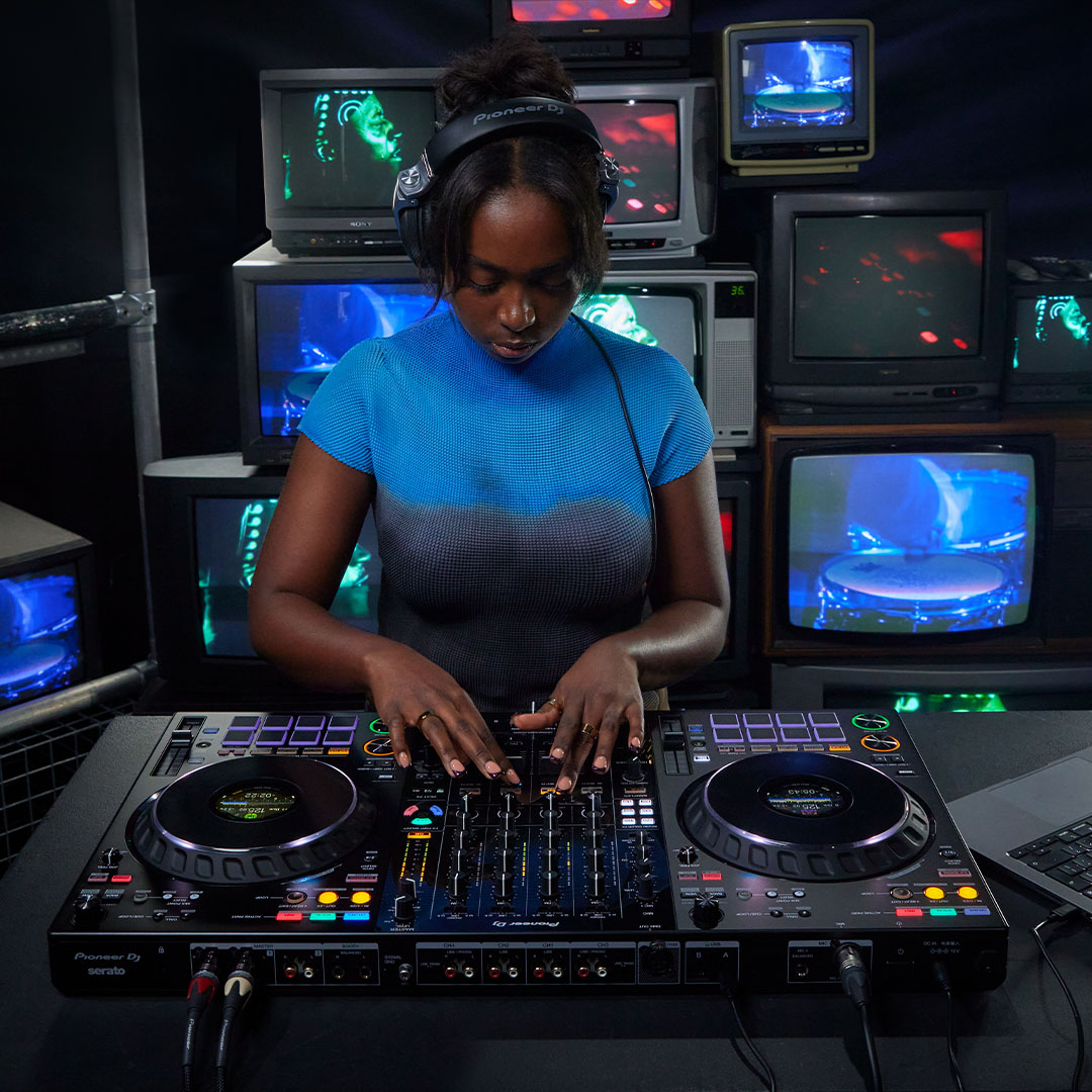 AlphaTheta/𝐏𝐢𝐨𝐧𝐞𝐞𝐫 - More than a 4-channel controller. The DDJ-FLX10 ...
