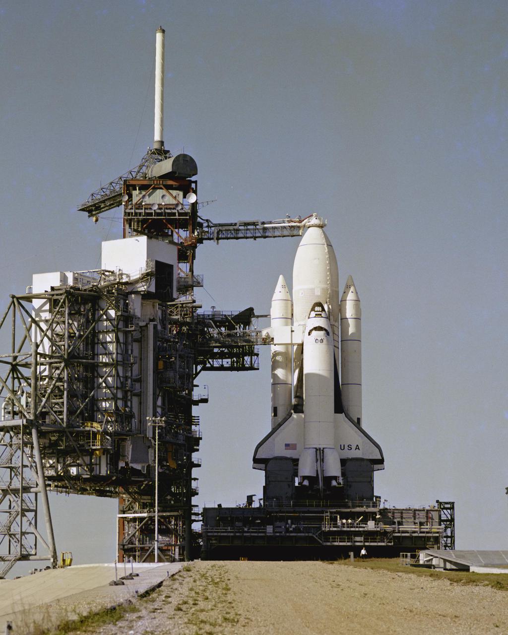 Interstellar - America's Space Shuttle stands poised on Launch Pad 39A ...