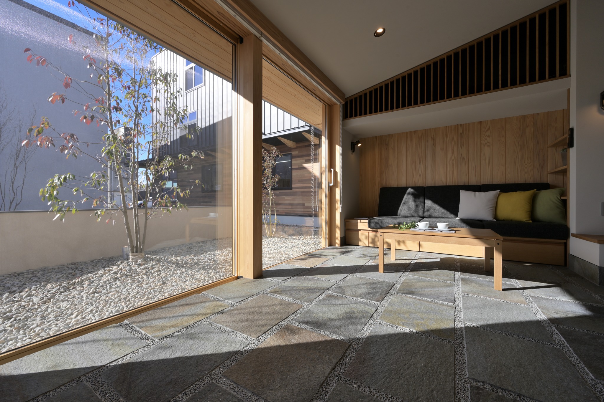 大松建設株式会社 - 天井低めから始まる勾配天井。スタートの梁下は1.7mをほんの少し下回る高さです。それでも圧迫感もなく不便も全く感じません ...