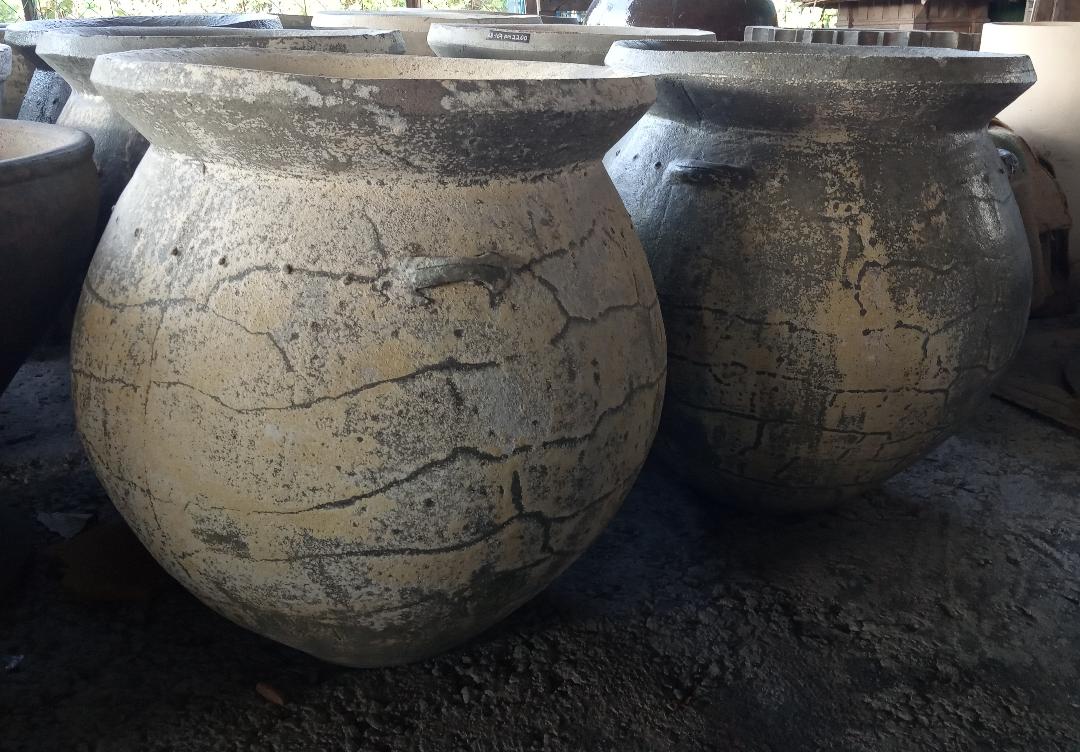 These rustic Pompeii planters in... - Jim Landscape & Wood