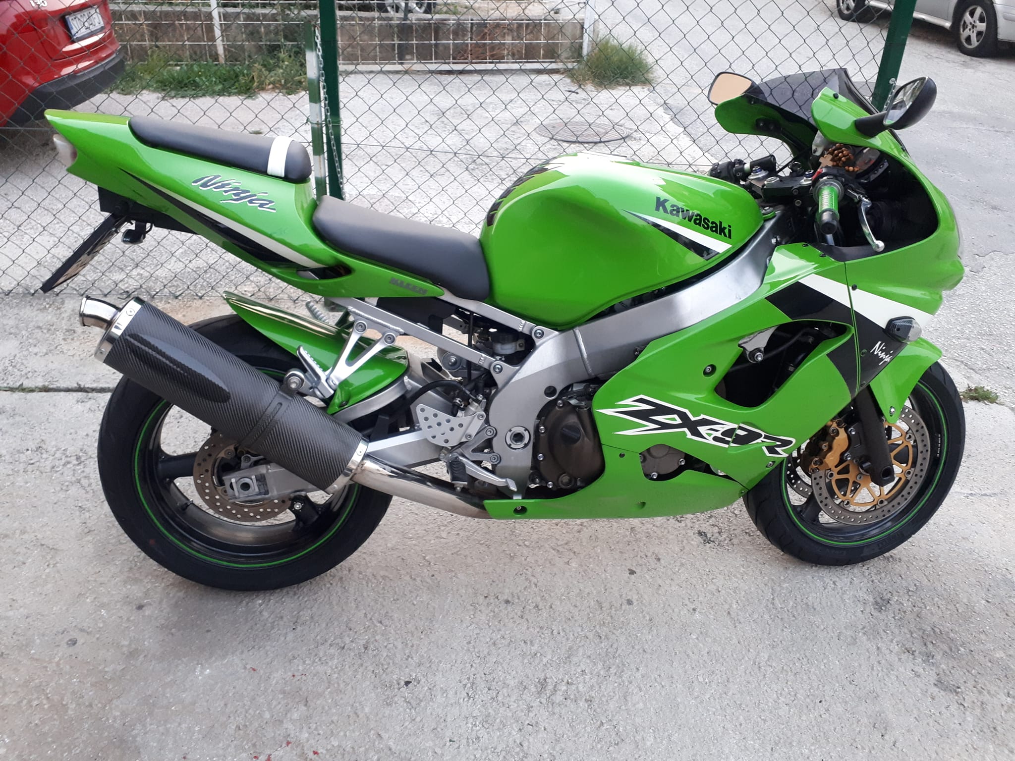 Why does my 2004 Kawasaki ZX900F2 stall when starting from traffic