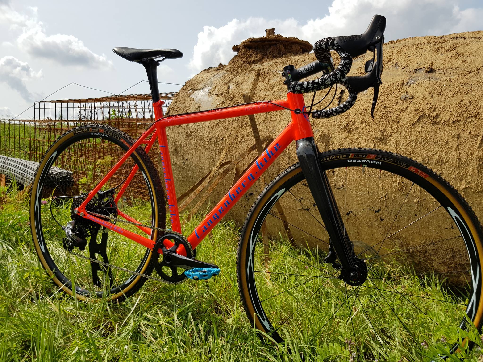 rennrad hersteller niederlande COLNAGO V5RS Komplettes - UAE Emirates Category:MTB Cross_MERIDA M2345 Größe:Klein (52 cm Rahmen) Bianchi reparto corse Sattelstütze