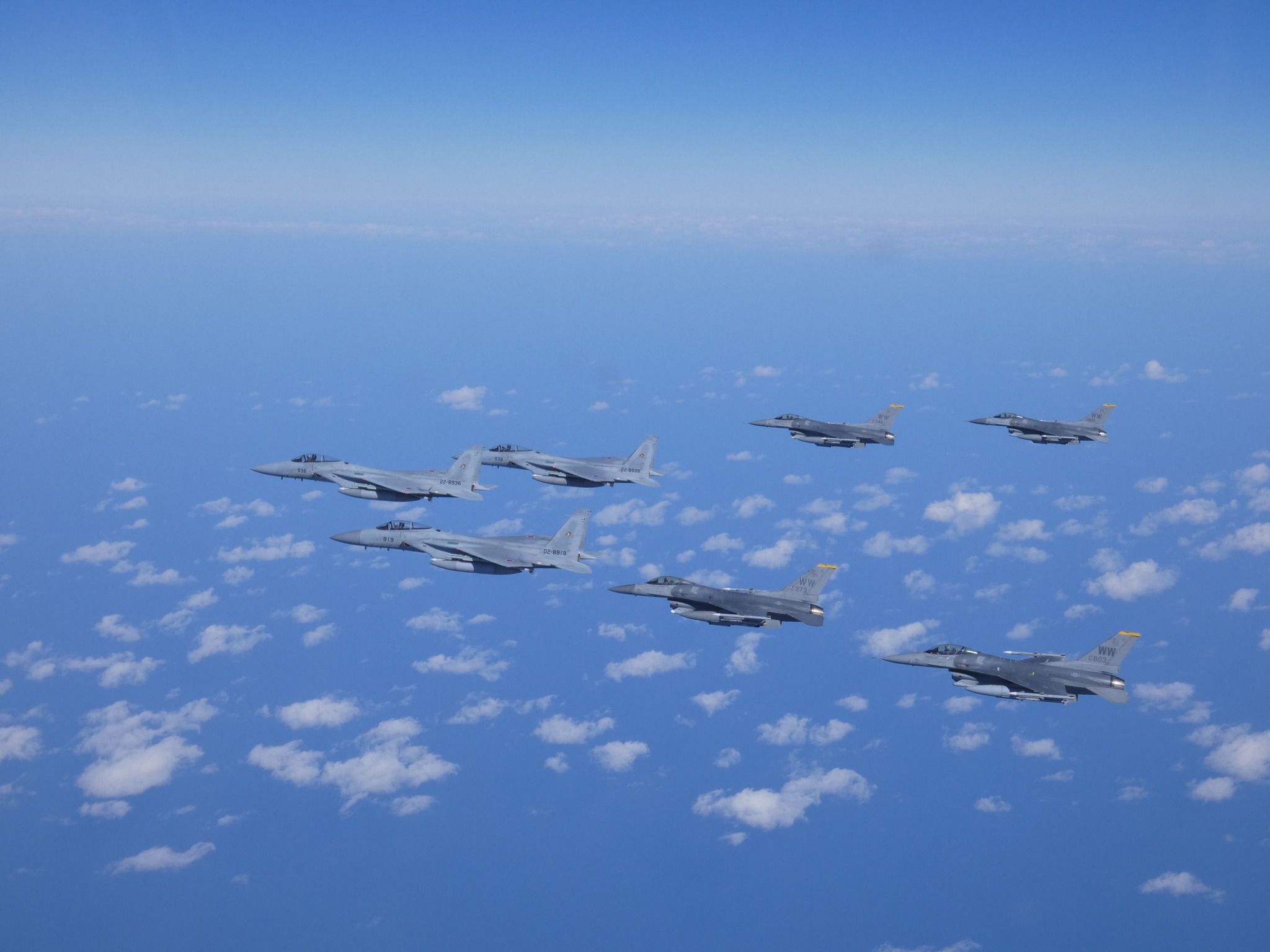 航空自衛隊 - 3月17日、#航空自衛隊 の #F15 戦闘機は、日本海上の空域において #米空軍 #F16 戦闘機と各種戦術訓練を実施し ...