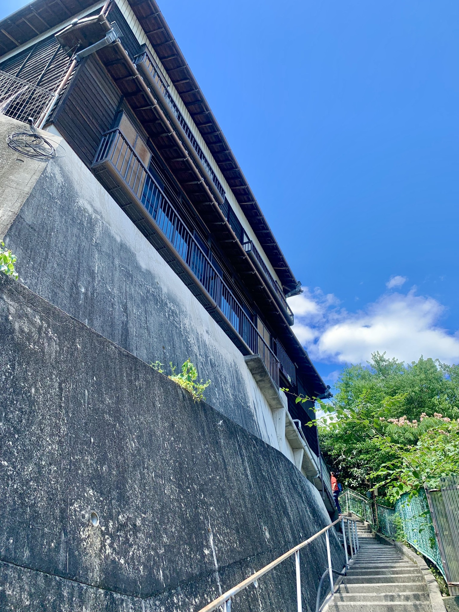 來去日本鄉下住一晚 - 【日本鄉下考察記～】 來到一處改裝後的古厝考察， 雖說有高度就可遠眺海景，...