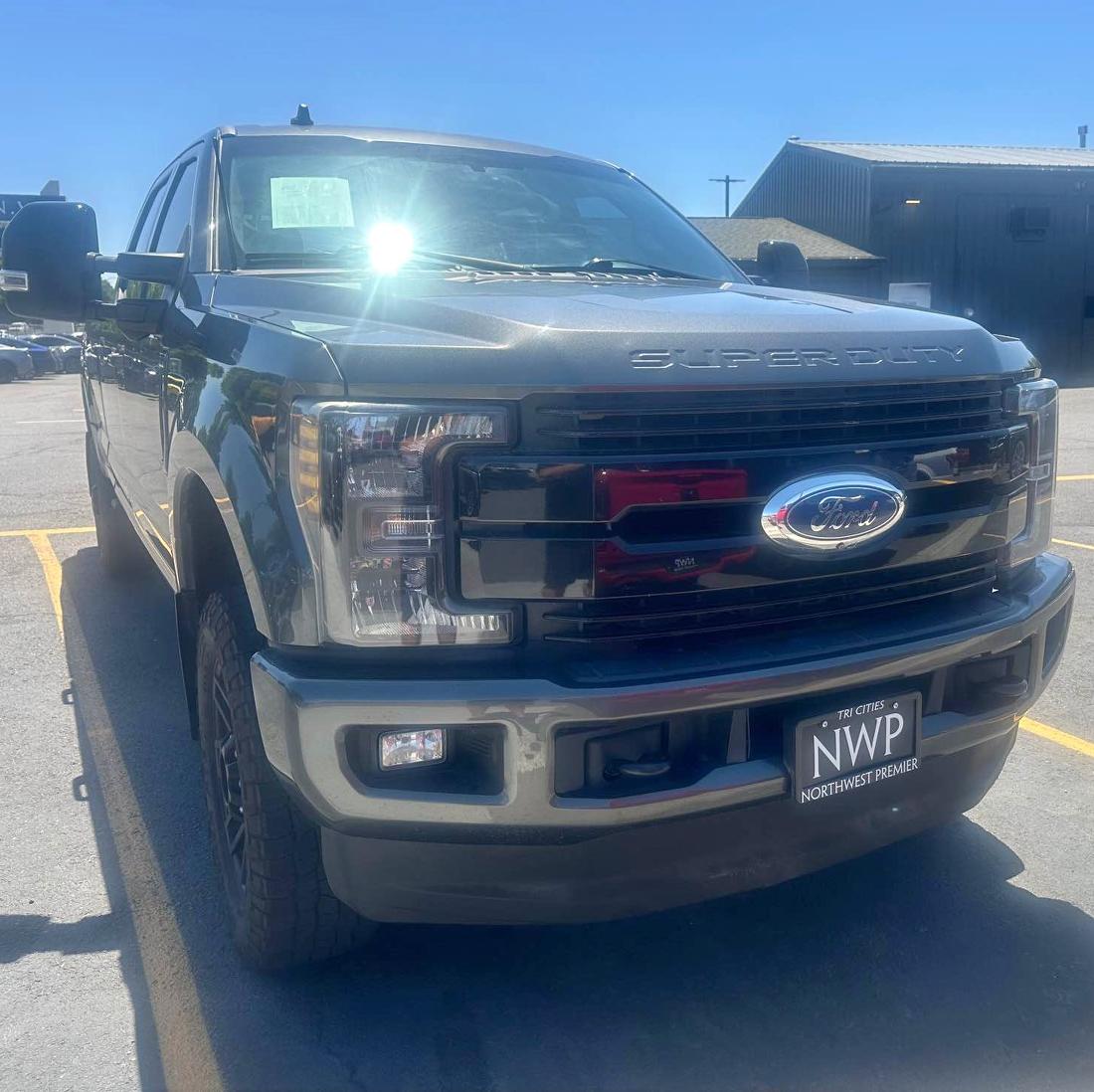 Greenlight 2019 Ford F-350 Lariat Dually Drivers 1:64 Modellino Diecast Rosso