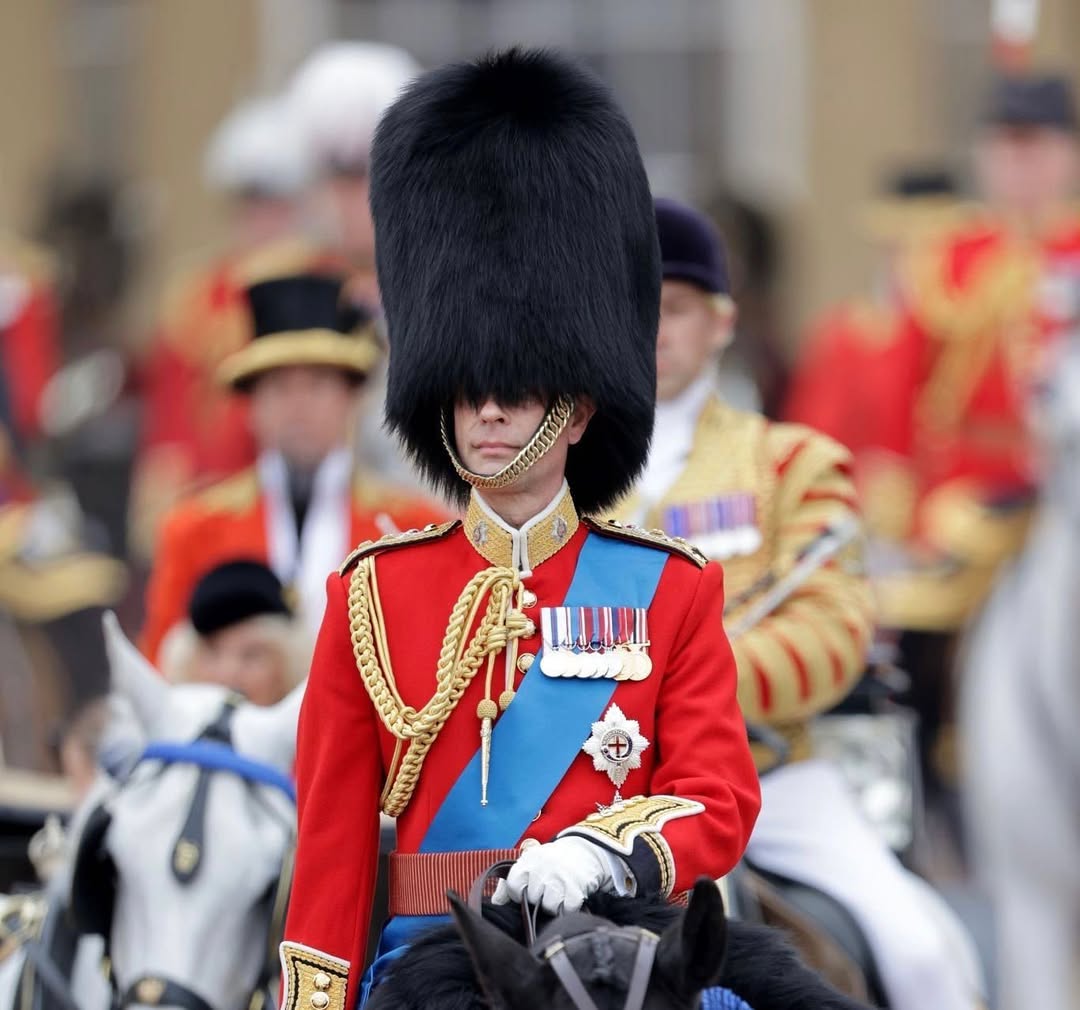 Ahad - THE DUKE OF EDINBURGH’S TROOPING THE COLOUR UNIFORM 💂🏻‍♀️ In his ...