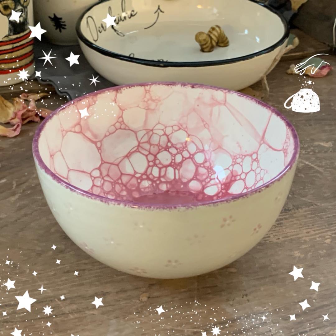 Diese Schale mit zauberhaftem Bubble-Design ist ein echter Hingucker! 💕 Die Kombination aus zarten Farben und der einzigartigen Technik macht sie zu etwas ganz Besonderem. Habt ihr Lust, eure eigen