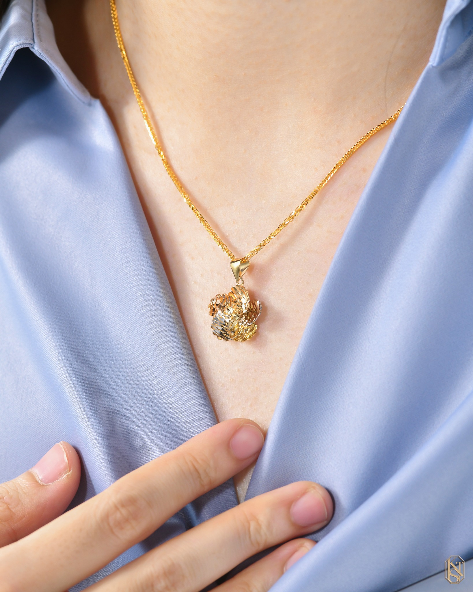 純金店珠寶金行 - 【K金飾品｜三色金系列】 18K三色金立體花花吊墜 18K Tri-color Gold... | Facebook