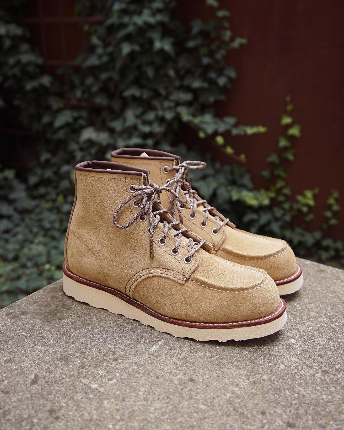 We've switched the original laces of this 8833 Moc Toe in