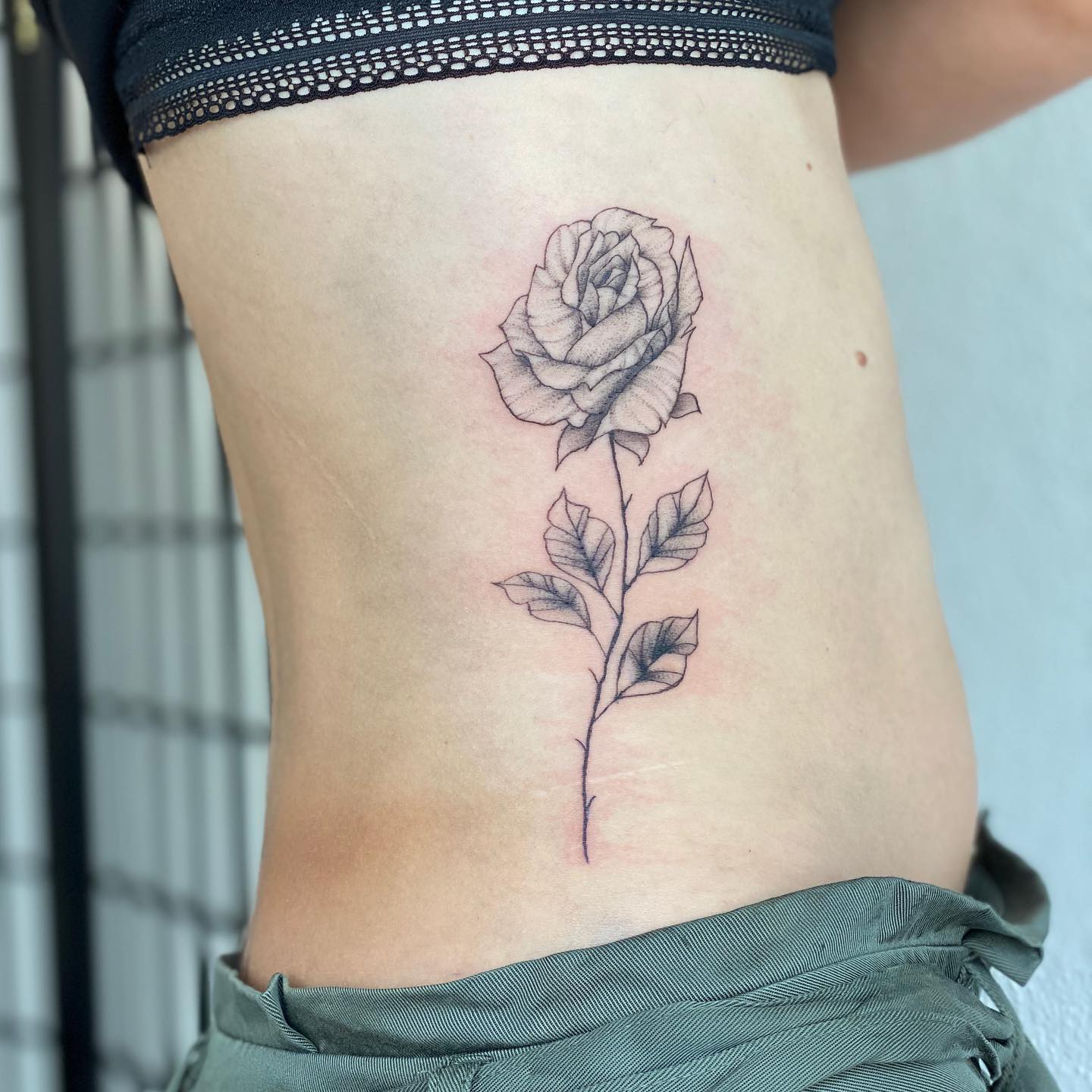 Tatouage Femme Rose Cote