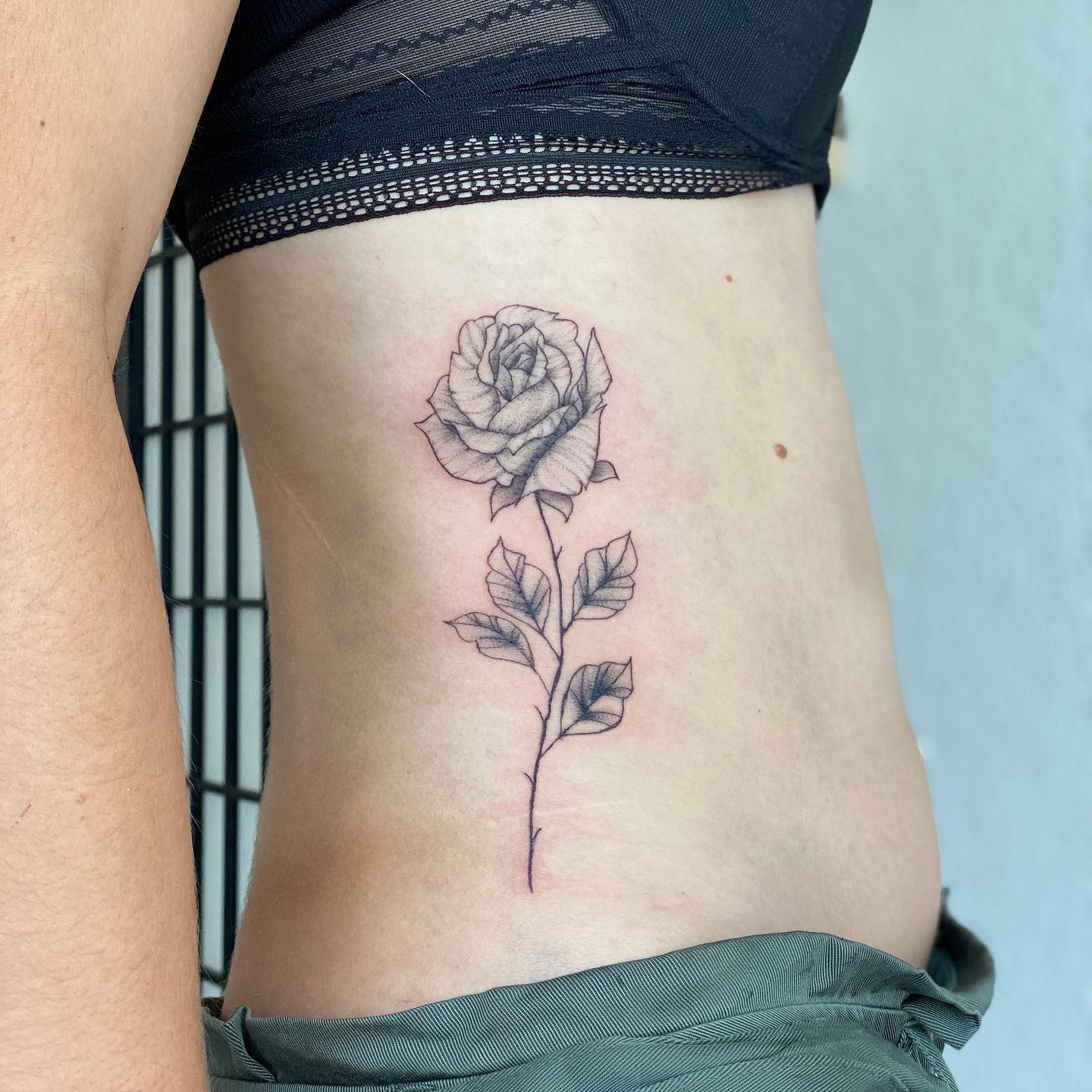 Tatouage Femme Rose Cote