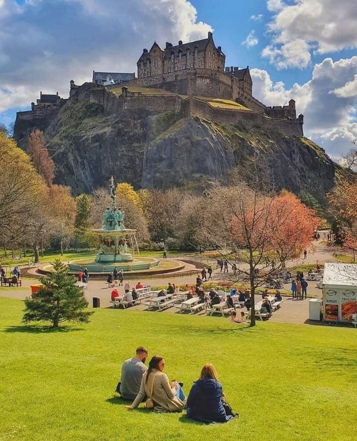 The perfect view of Edinburgh castle🏰 Photo by @idle2ideal