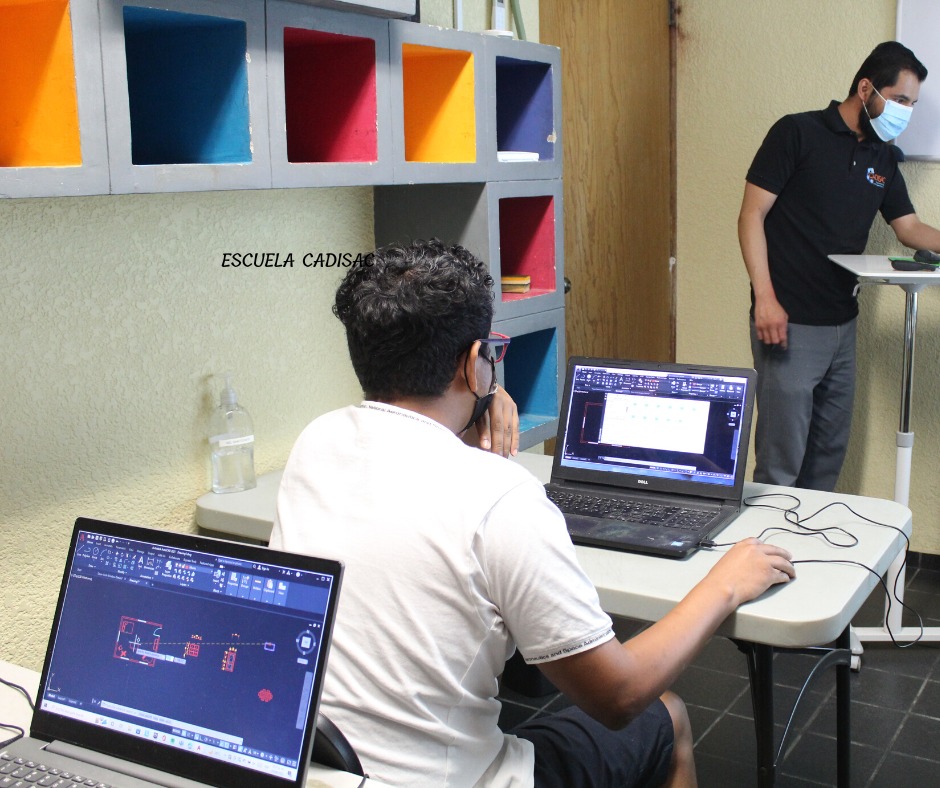 🤔 ¿Qué versión de AutoCAD... - Isaac Hernandez Instructor