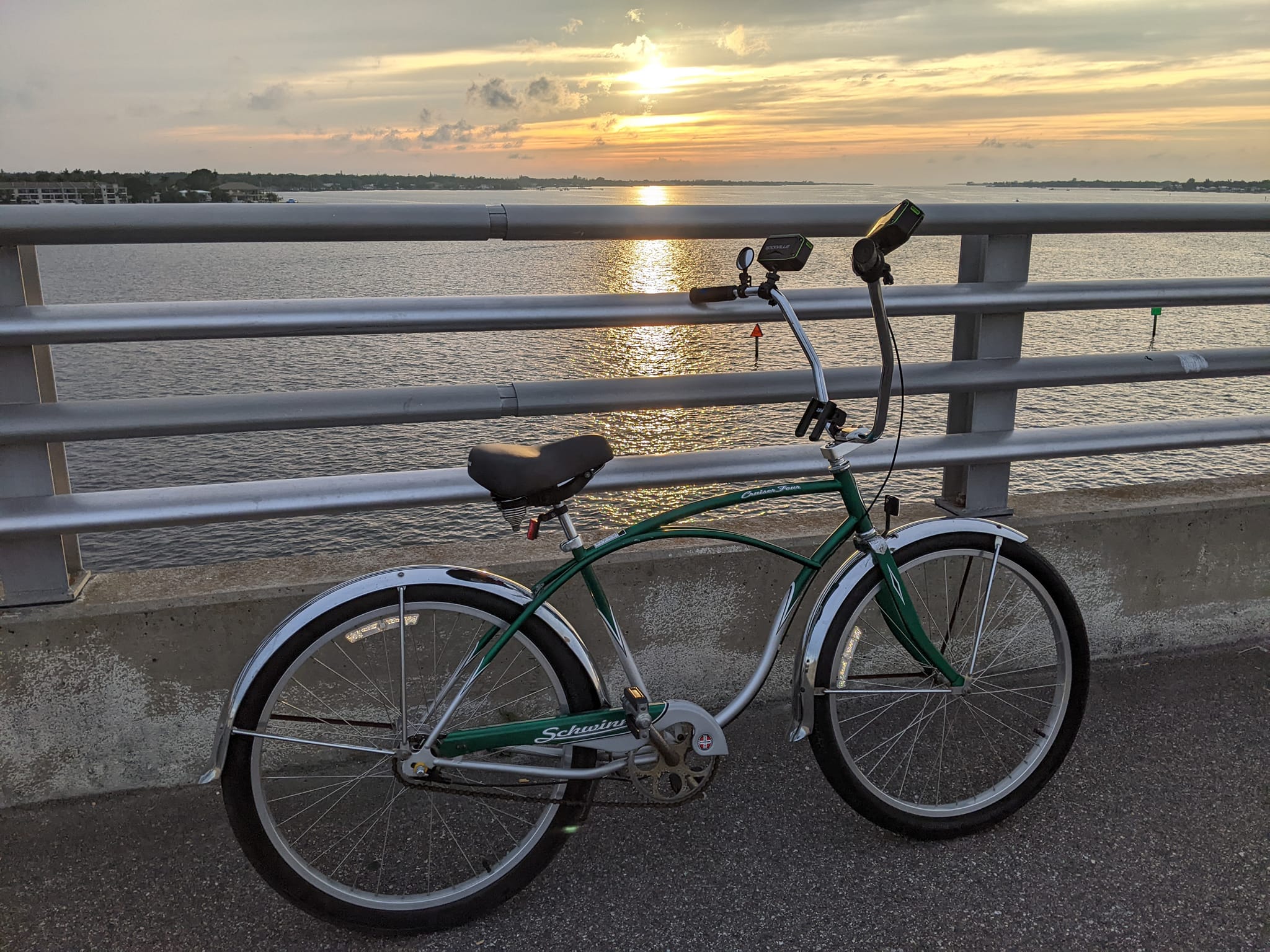 electric bicycle for 2 Haro Skwad I/O electric conversion kit for bike AGV K-5 Hurricane White Style:GUNMETAL GREY - PEDALS Bike features a sturdy