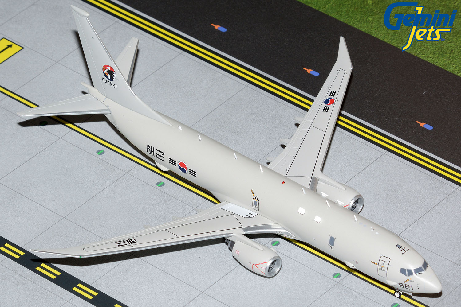 NEW ARRIVAL! GeminiJets 1:200-scale U.S. Navy P-8A Poseidon 169332