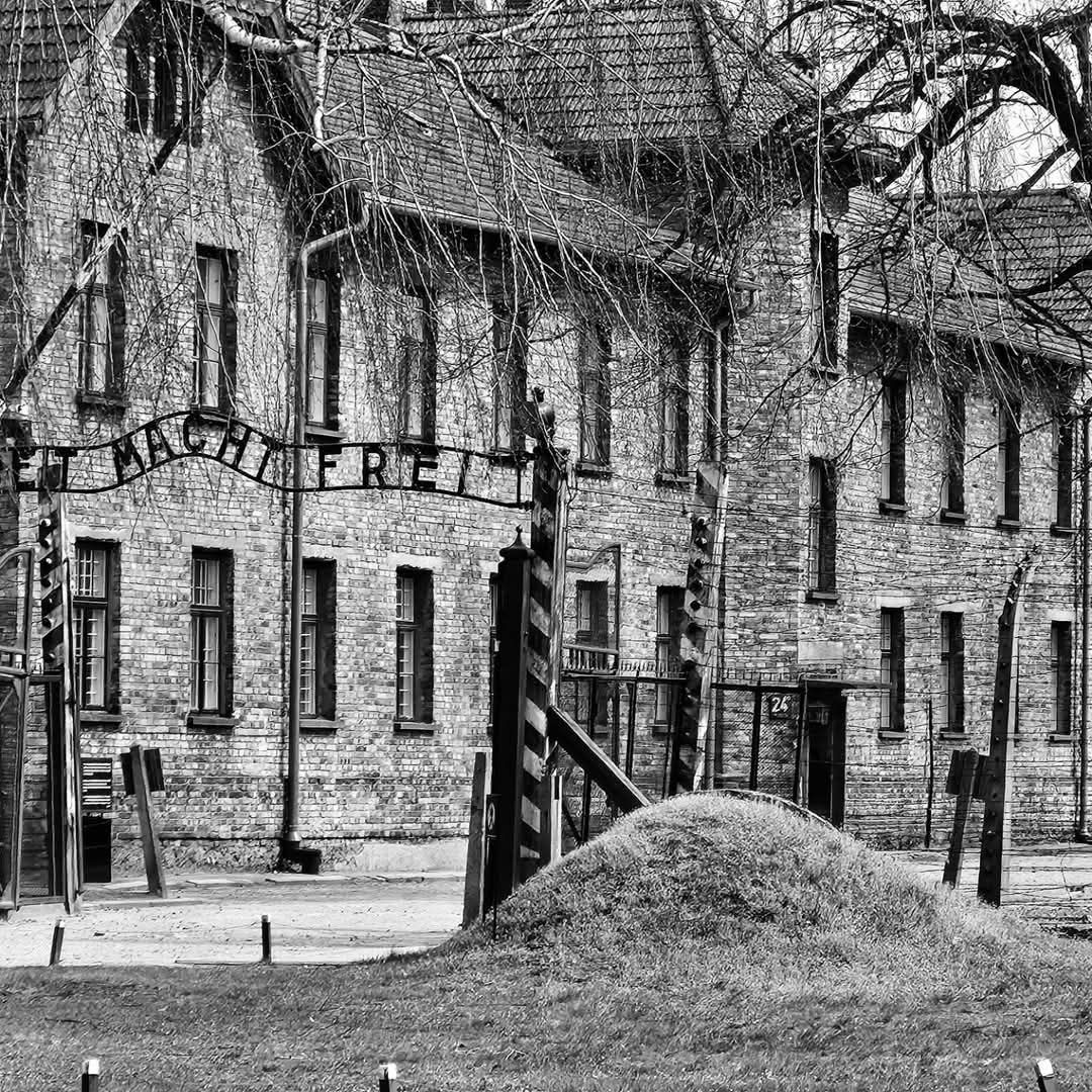 Historical Pictures | The main gate of the Auschwitz I camp & Block 24 ...