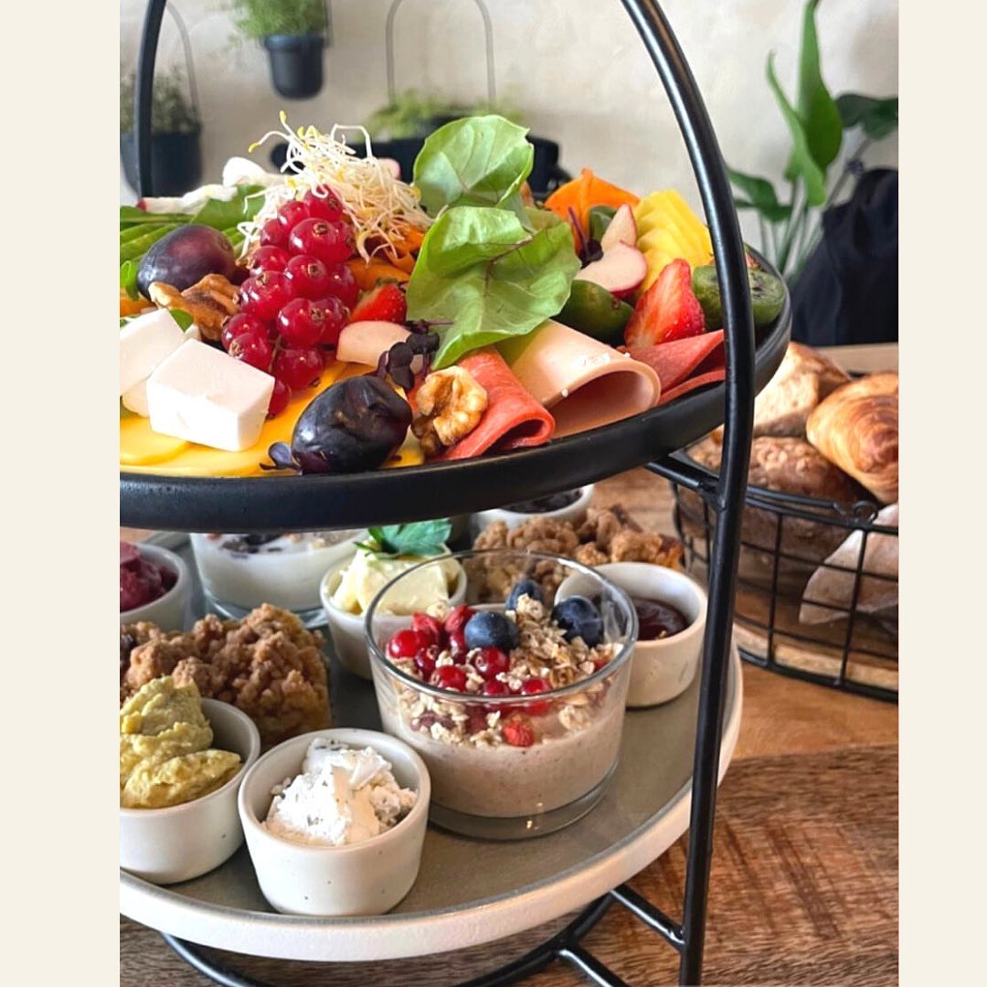 Frühstücks Etagere für Zwei Unser Frühstück für Zwei ist der perfekte Brunch. Er kombiniert herzhafte und süße Speisen und bietet euch einen Überblick über unsere Speisen. Zur Etagere bekommt ihr frische Brötchen