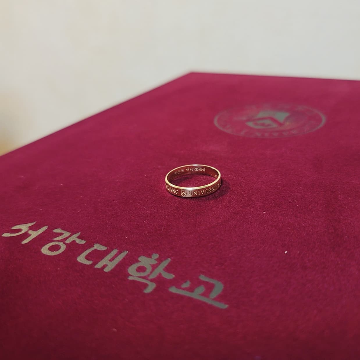 서강대학교 공공정책대학원 - 2021년 상반기 졸업선물과 학위기 사진을 공유합니다. 원우회에서는 각종...