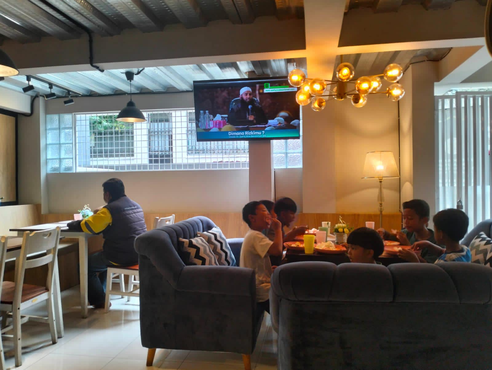 Rumah Makan Gratis Uwais Bandung
