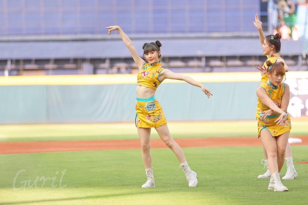 畇二 Yuner - 一球入魂 💛💛💛 #跳舞 #畇二 #主題日 #單曲 - 源自日本的棒球運動，... | Facebook
