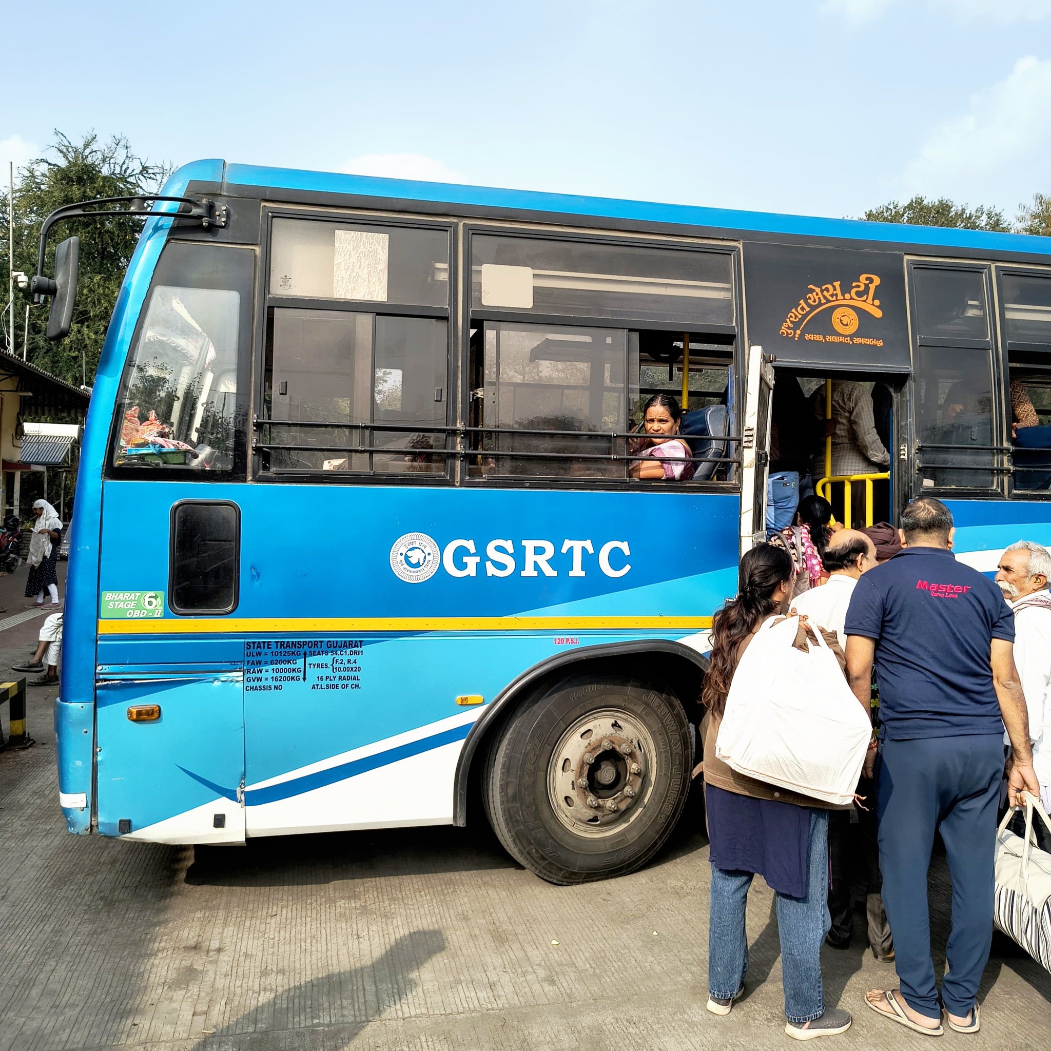 GSRTC BS6 INTERSTATE DELUX EXPRESS... - Transports Wheels