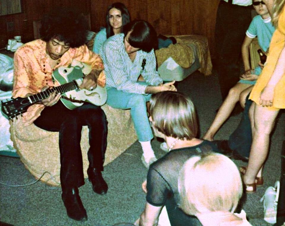 ザ・モンキーズ　ハンカチ　1960年代 アメリカ　ロック Jimi Hendrix playing guitar in a hotel room with Michael Nesmith