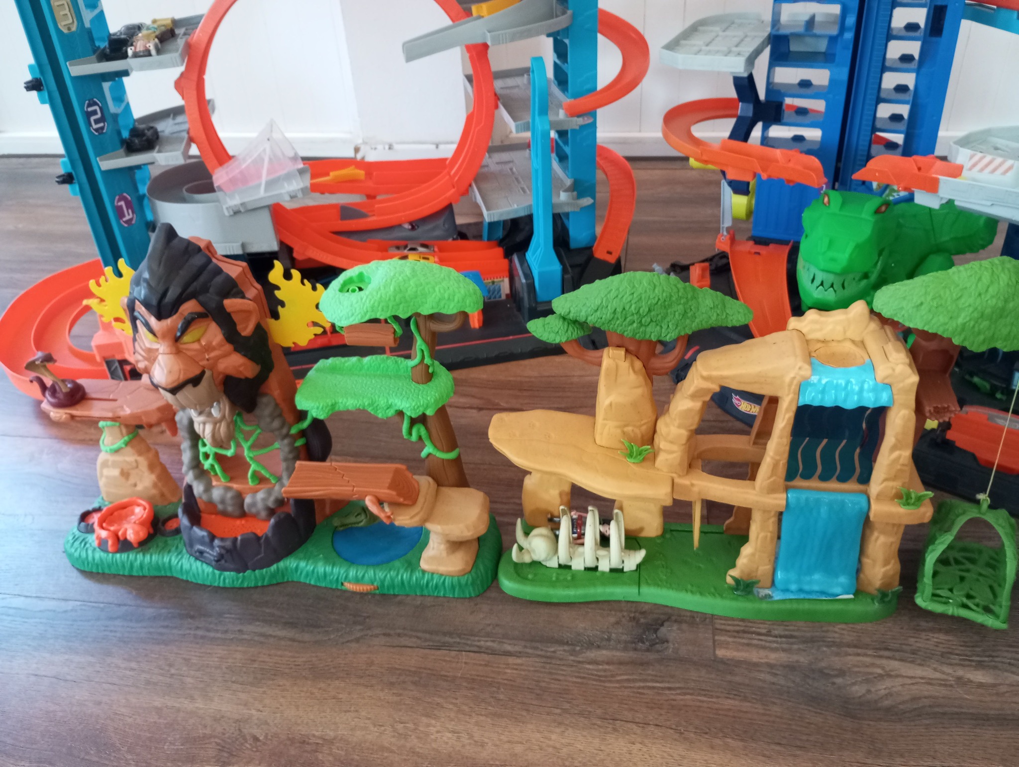 Hot Wheels City – Circuit Boutique De Pneus Avec Ascenseur, Pompe à Essence, Clé Centrale, 1 Voiture Incluse, Dès 4 Ans