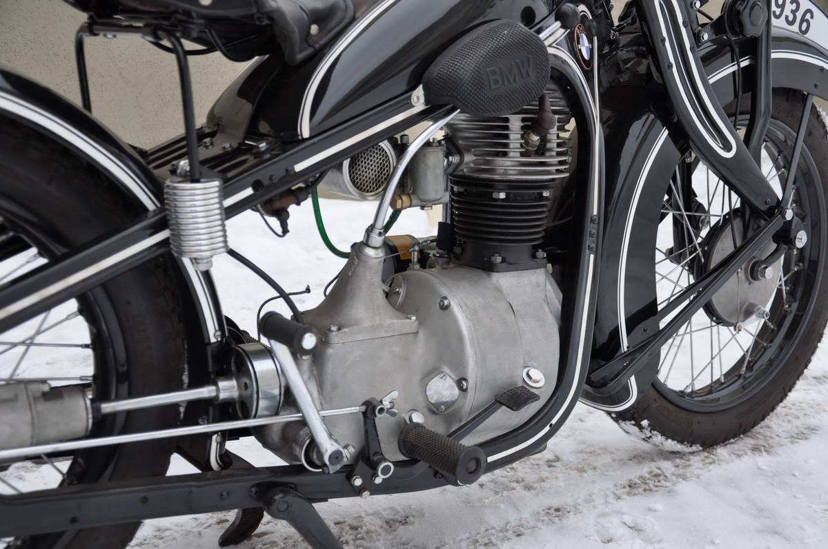 Военный ангар - Мотоцикл BMW R4 имел одноцилиндровый верхнеклапанный ...