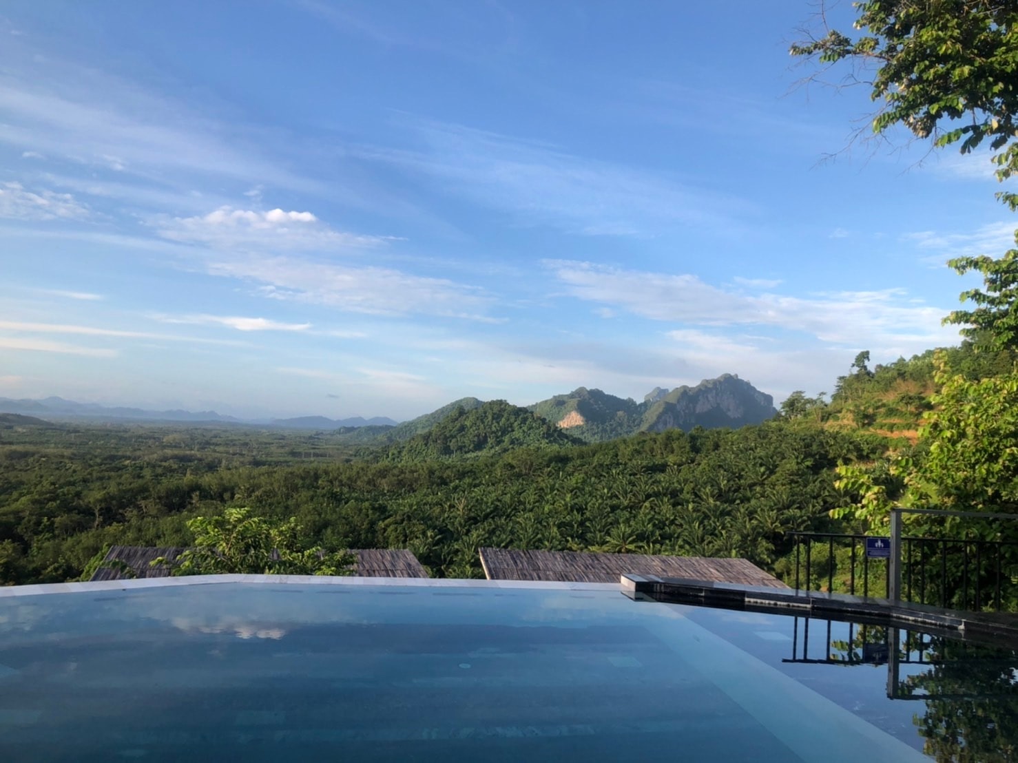 Caligo Resort - แสงของวันใหม่ มาพร้อมกับโอกาสใหม่ๆ เสมอ🥰🌤🌞... | Facebook