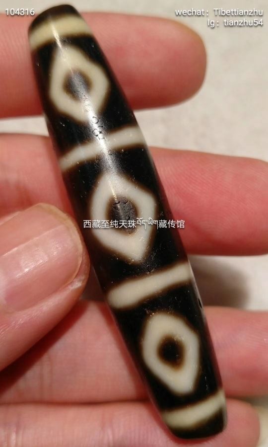 非常独特的一颗至纯金刚九眼天珠这颗宝贝可说是可无可挑剔的一颗，沉稳