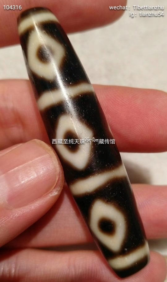 非常独特的一颗至纯金刚九眼天珠这颗宝贝可说是可无可挑剔的一颗，沉稳