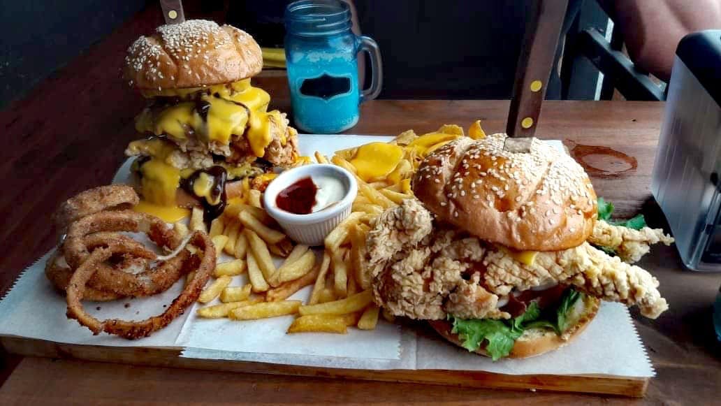 Cheesus - 🍔 Viernes de Promo 🍔 Por la compra de dos...