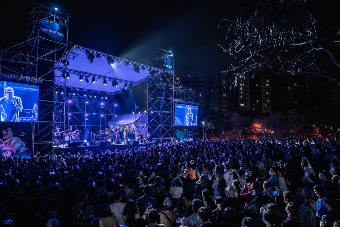La - 辦市集辦到以為在辦音樂祭 (〃 〃) #我們應該是最寵粉絲的單位了吧 #大家昨天都有來岡山河堤公園嗎 #這裡應該是昨天高雄第二多人 ...