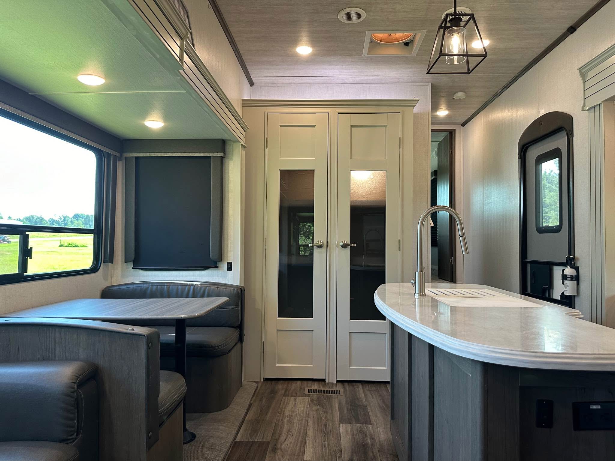 2021 2BR 1.5BA IMMACULATE Keystone Cougar 364BHL - RVs & Campers ...