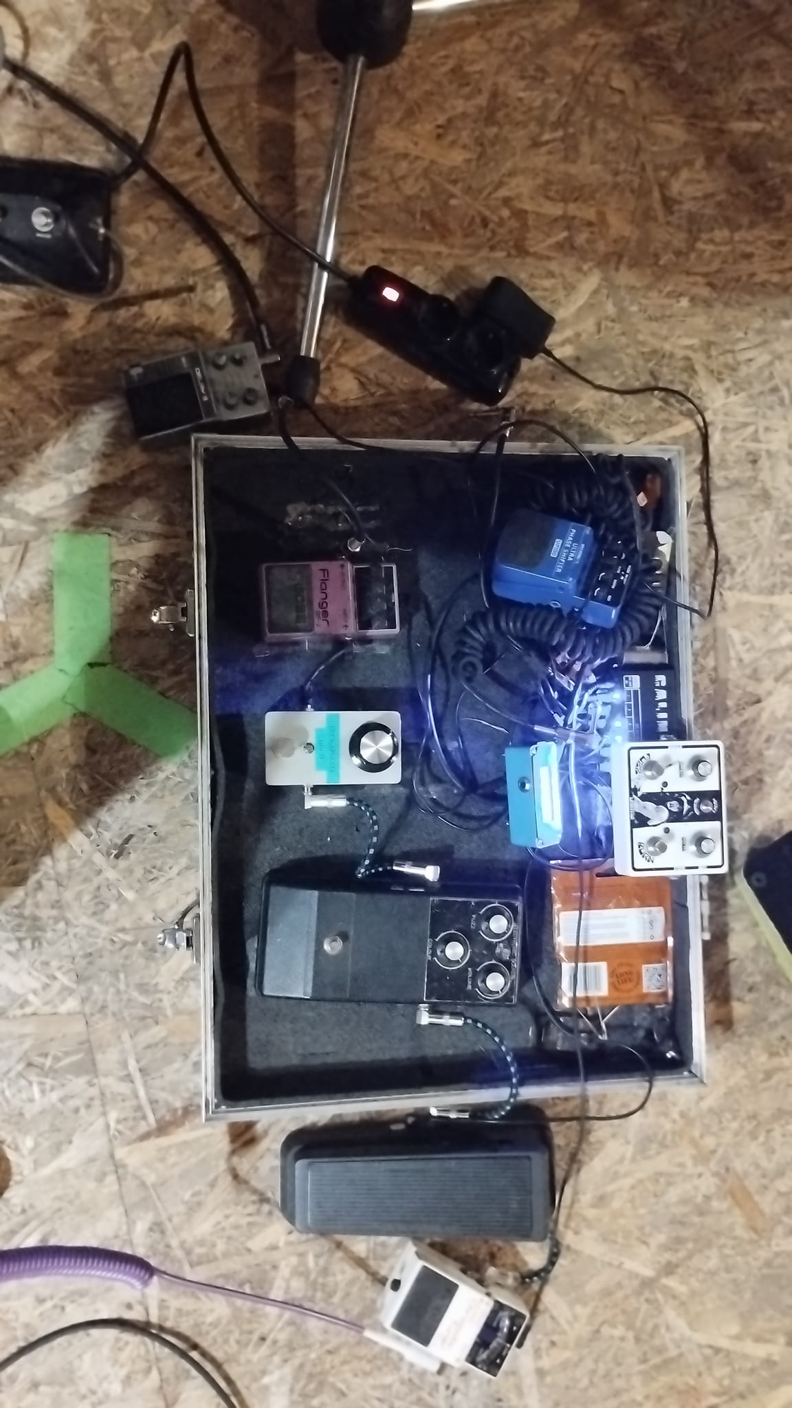 What are the pedals on King Buzzo's board?