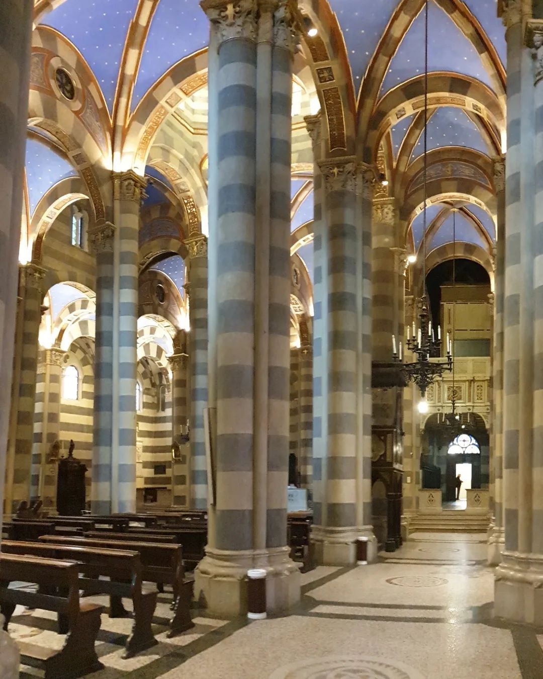 l-interno-della-cattedrale-di-casale-monferrato-con-i-toni-intensi-del