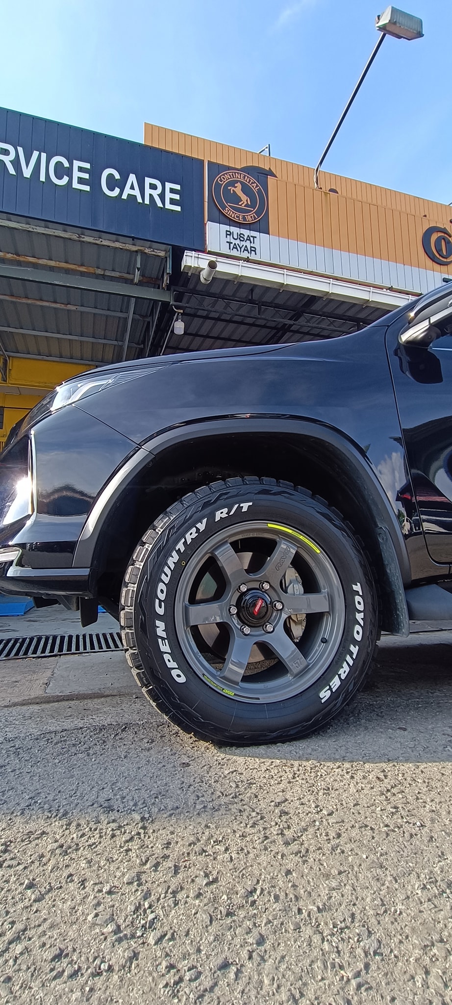 Rays 57xrx with 275/70/17 Falken wildpeak tires on hand! 1755 E