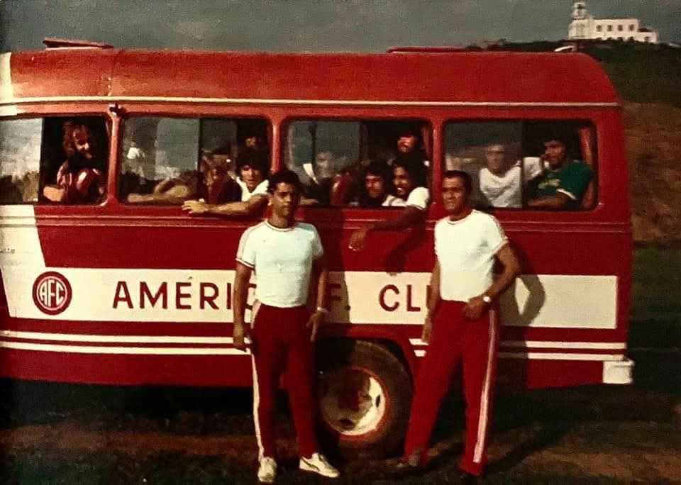 Um - América do RJ do treinador Danilo Alvim e o ônibus do clube em ...