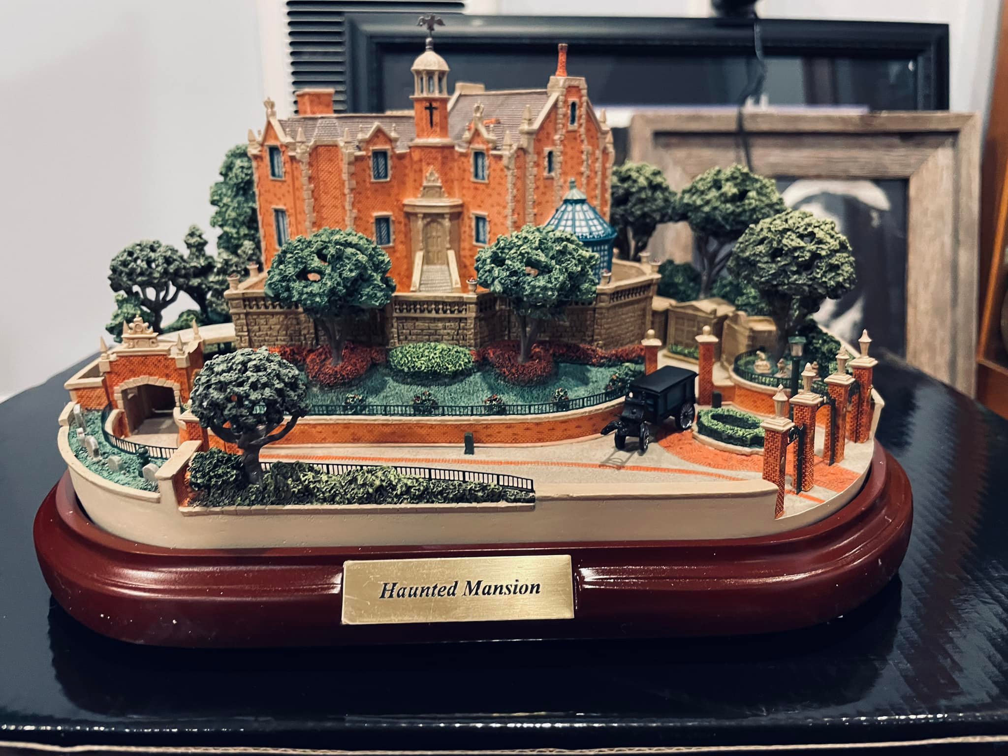 Haunted Mansion Olszewski Collection Piece Details display picture 1