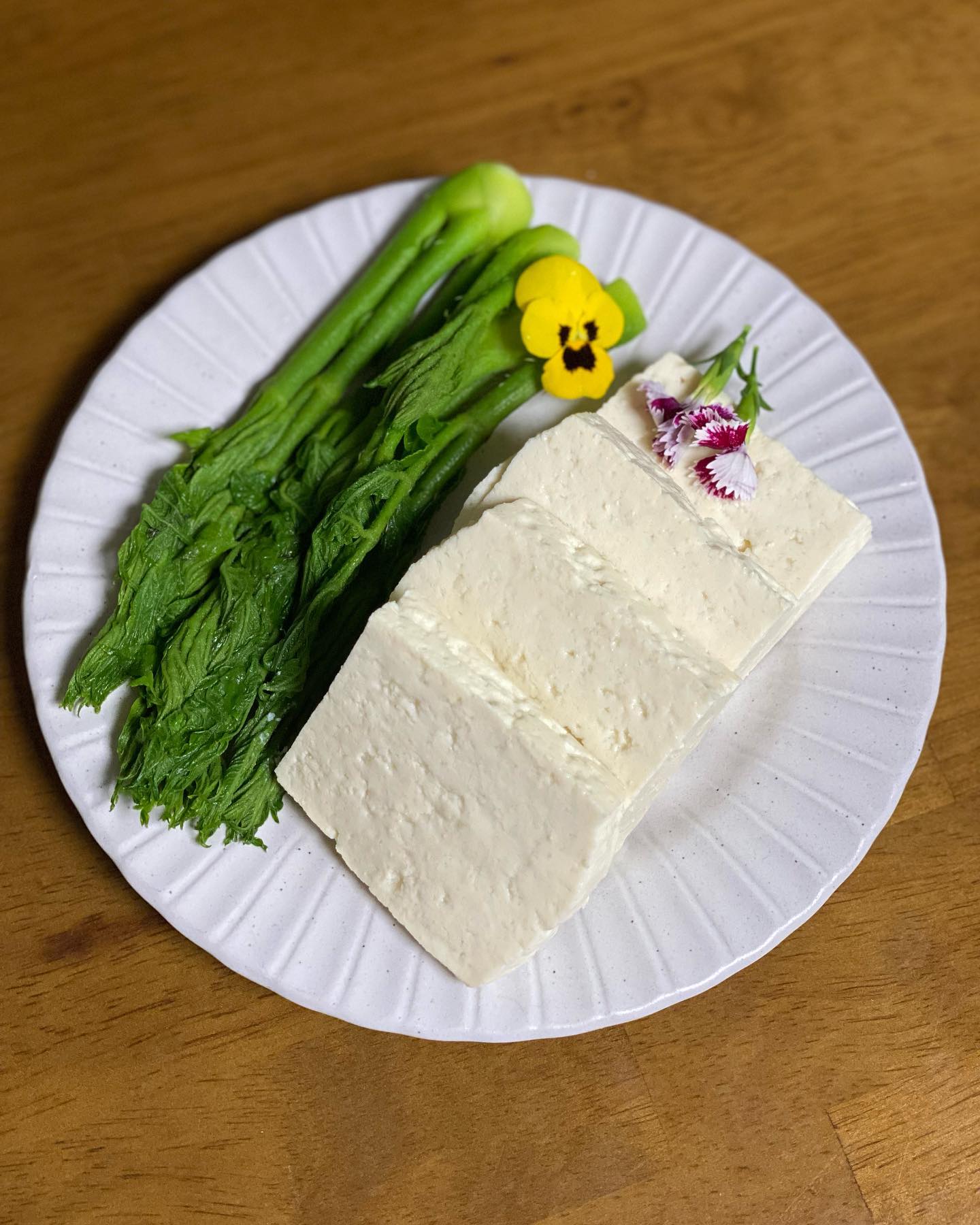 마을기업 싸리재 - #황토콩두부 #참두릅 #싸리재마을 ⠀ ⠀ 오랜만의 황토콩두부입니다. 남아 있던 두릅도...