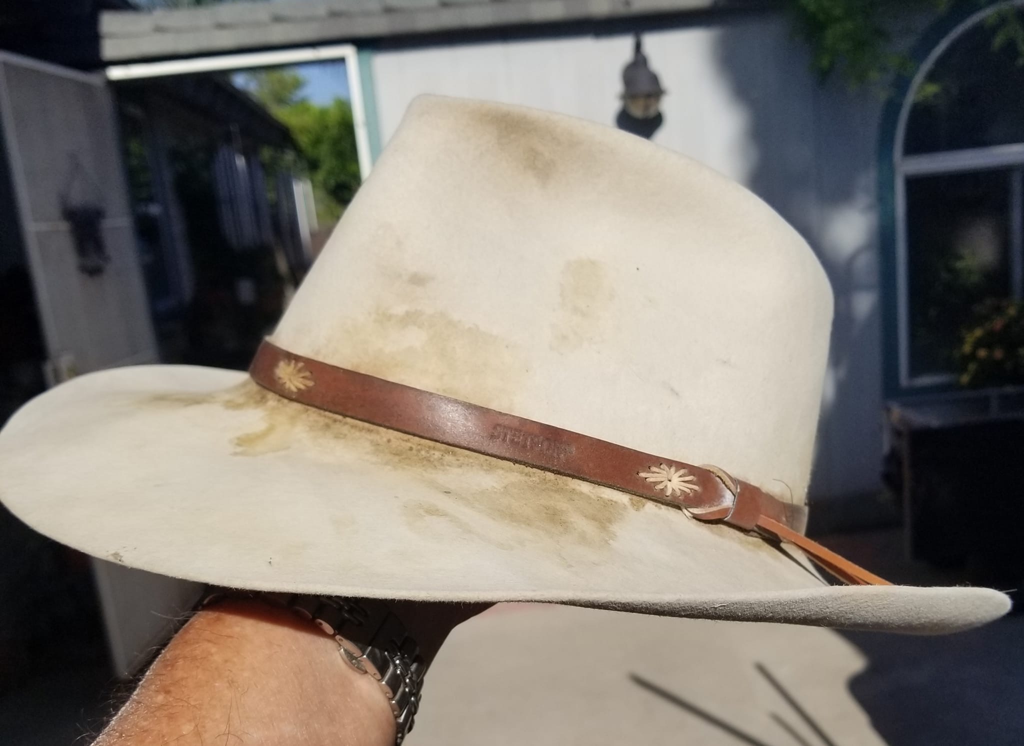 Stetson XXX6XXX 64/8 Extra large. Hat has white stains. Please see 
