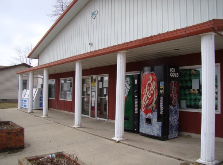 Lindy's Truck stop is hiring.... - City of Saint Elmo, IL | Facebook