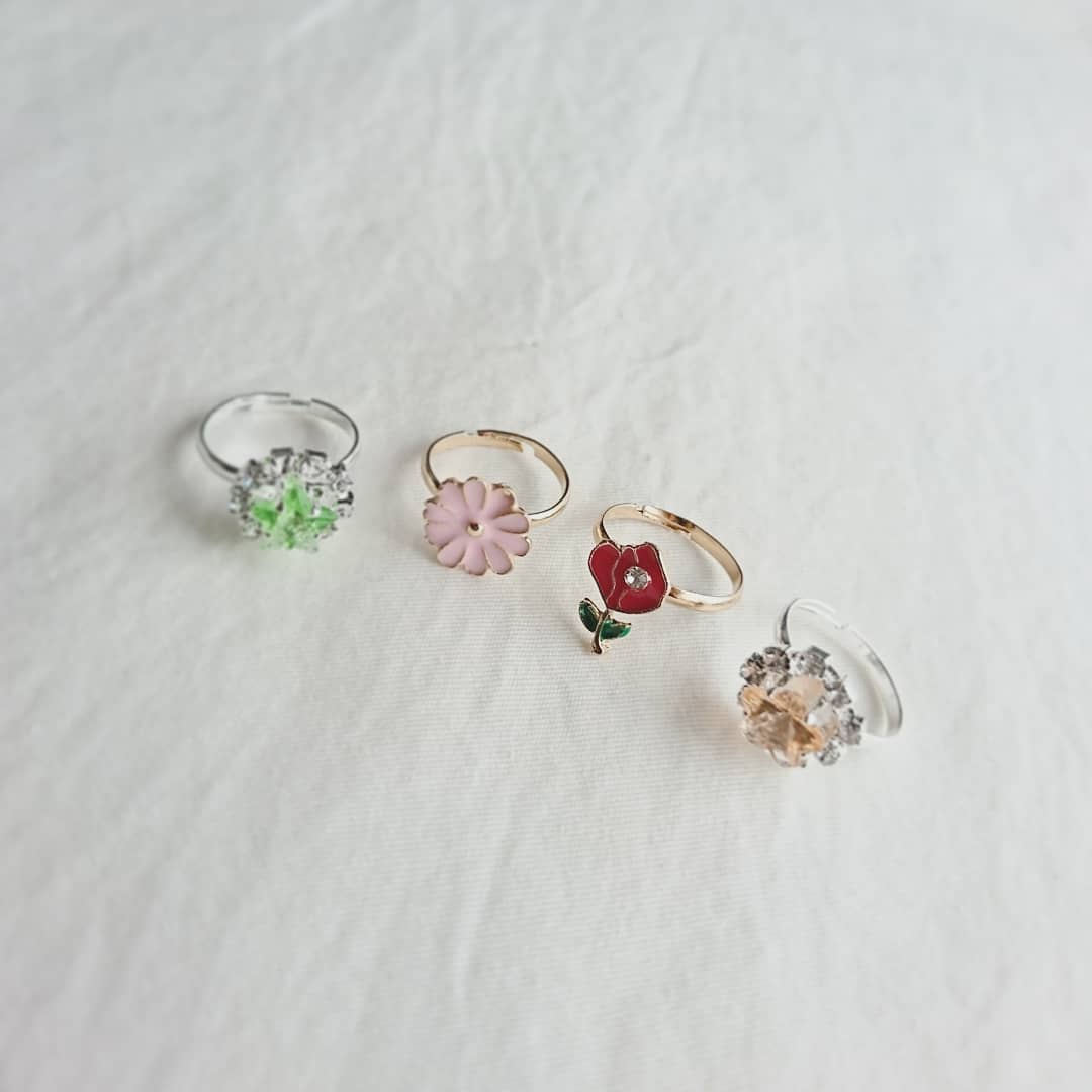 Ainee 子ども用リング Fratt さんで入荷を待ってくださっているお客様がいらっしゃるとお聞きしました お待たせして申し訳ありません お花や生き物などモチーフのリングと キラキラのリング 2種類あります Fratt さんで Fratt 413 ぜひご覧ください