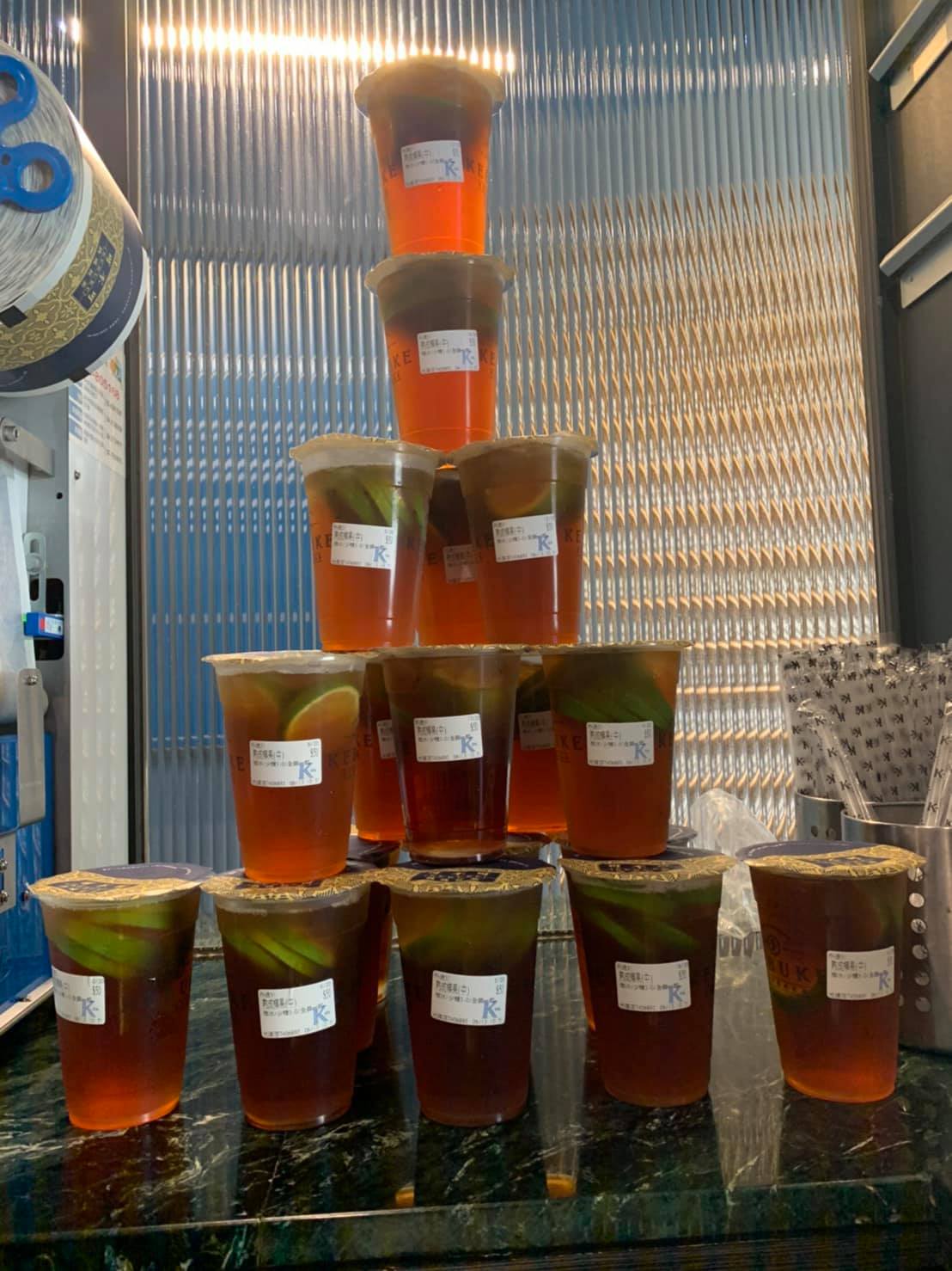 可不可熟成紅茶 鳳山光遠店 熟成檸果 熟成紅茶為基底 搭配整顆新鮮檸檬 非常大方 非常划算 非常消暑 Facebook