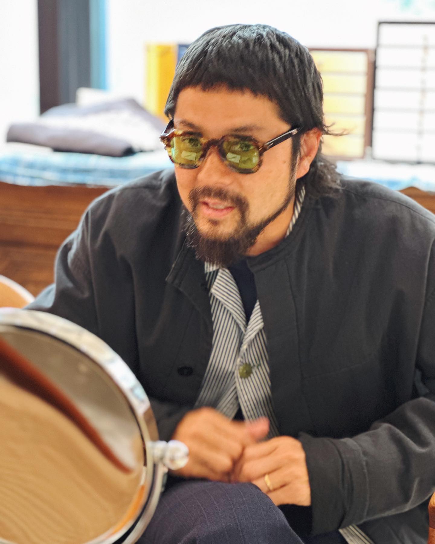 スタイリストの山田陵太さんがメガネを受け取りにご来店。 Lesca