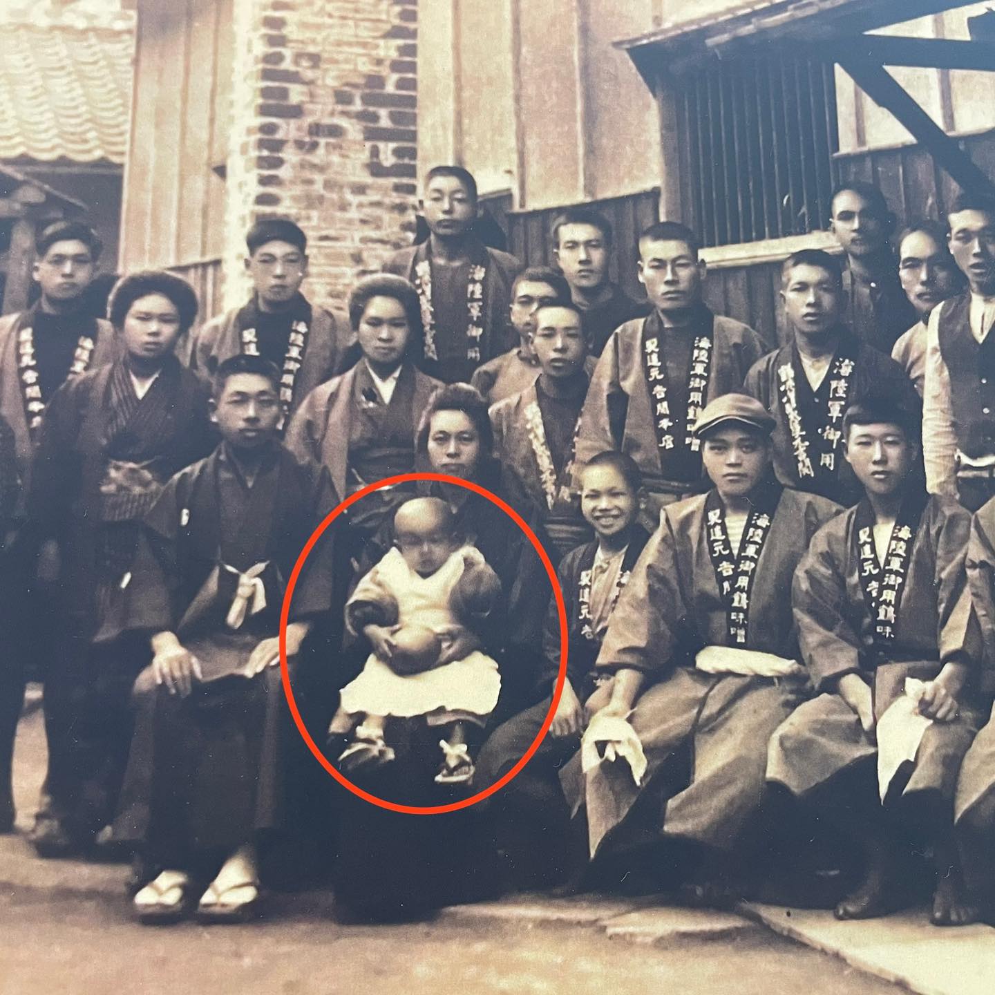 店頭入口前に設置している昔の写真に目を通していたら、んんんっ！？... - 鶴味噌醸造株式会社 ツルみそ通販部