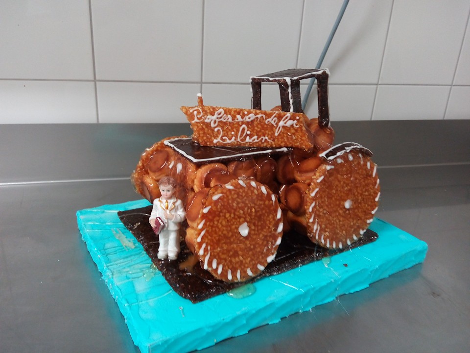 Patisserie Alexandre Vuez Croquembouche En Forme De Tracteur Choux A La Vanille Et Caramel Beurre Sale Et Nougatine Au Chocolat Facebook