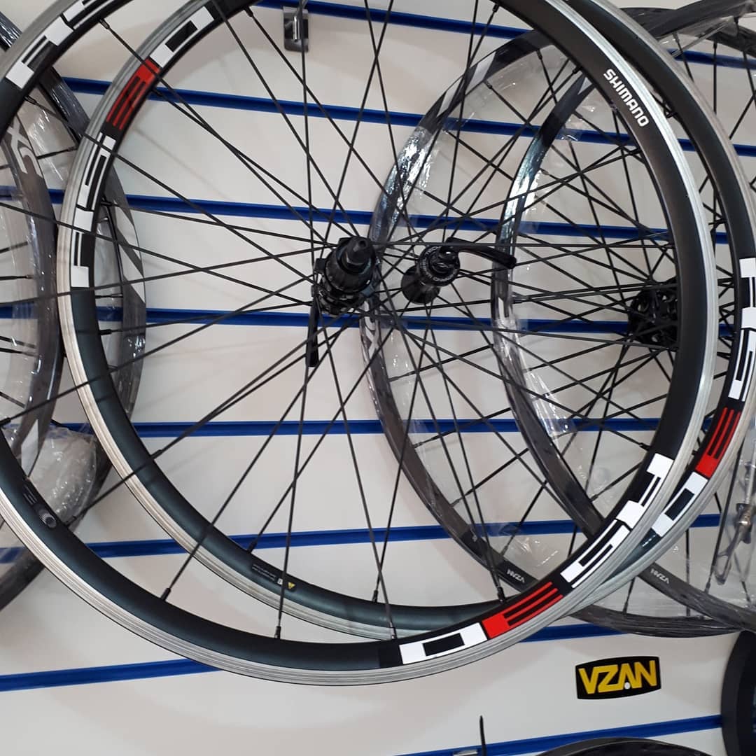 rodas shimano r530 WH-RS770-C30 WHEELSET Road TUBELESS 24H Black : Sports & Outdoors Shimano wheelset, Shimano RS30, Shimano