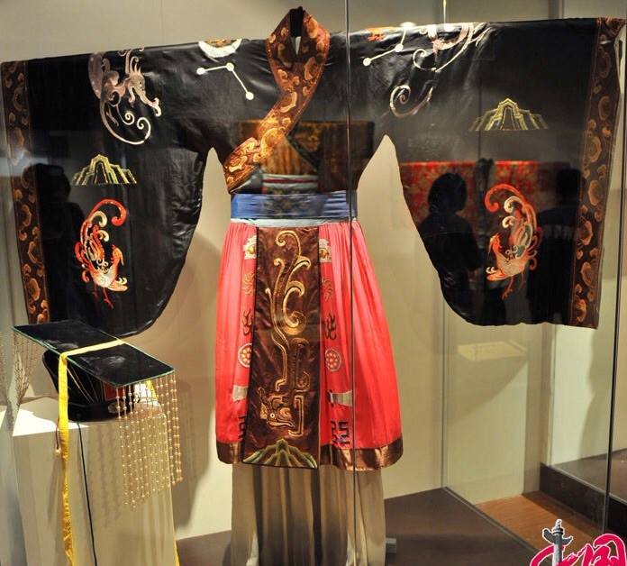 曹熊 - 【漢代皇帝冕服、冕冠、赤舄】 周朝是冕服正式確立時代，《周禮·司服》定六冕（大裘冕、袞冕、鷩冕、毳冕、絺冕、玄冕），自秦滅棄禮法，廢 ...