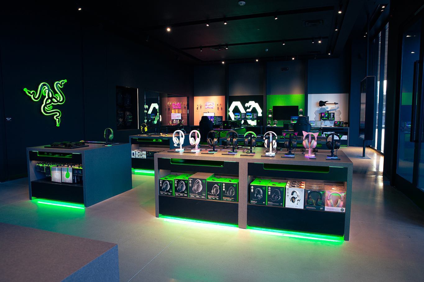 Razer - เอาภาพจากร้าน RazerStore ที่สาขา Los Angeles มาฝาก... | Facebook